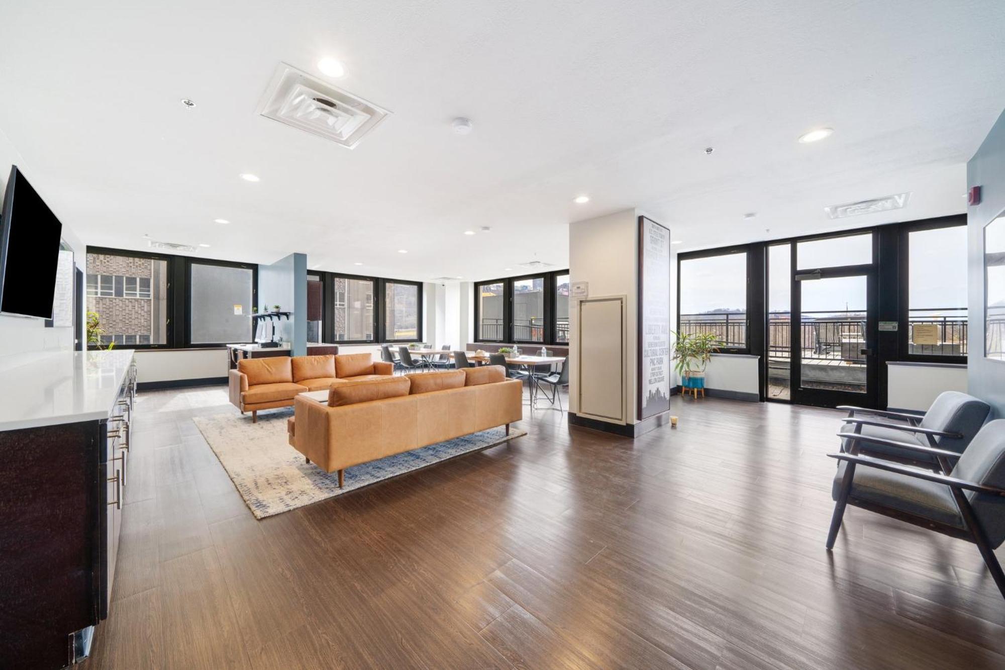 Luxe City Views Prime Location 24-7 Parking Gym Lounge Pittsburgh Exterior photo